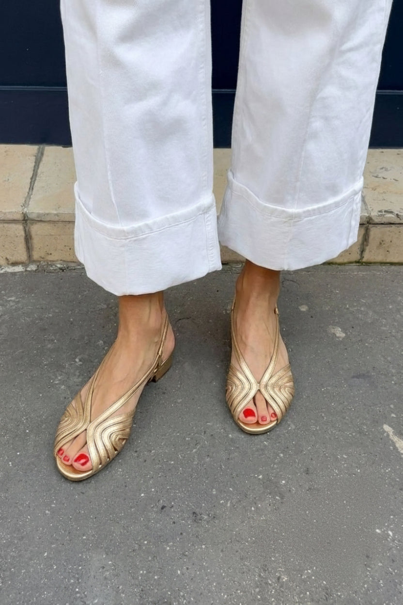 Sandalias slingback metalizadas Oro en punta redonda con tiras