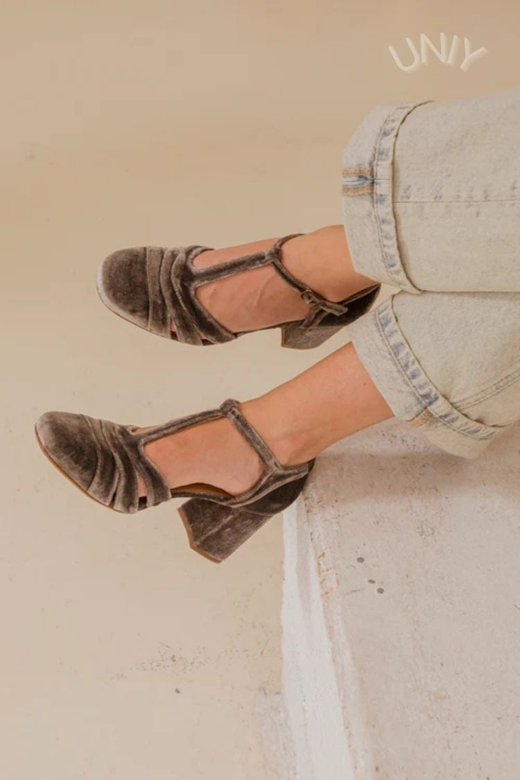 Tacones anchos cut-out de terciopelo con hebilla y tira en T