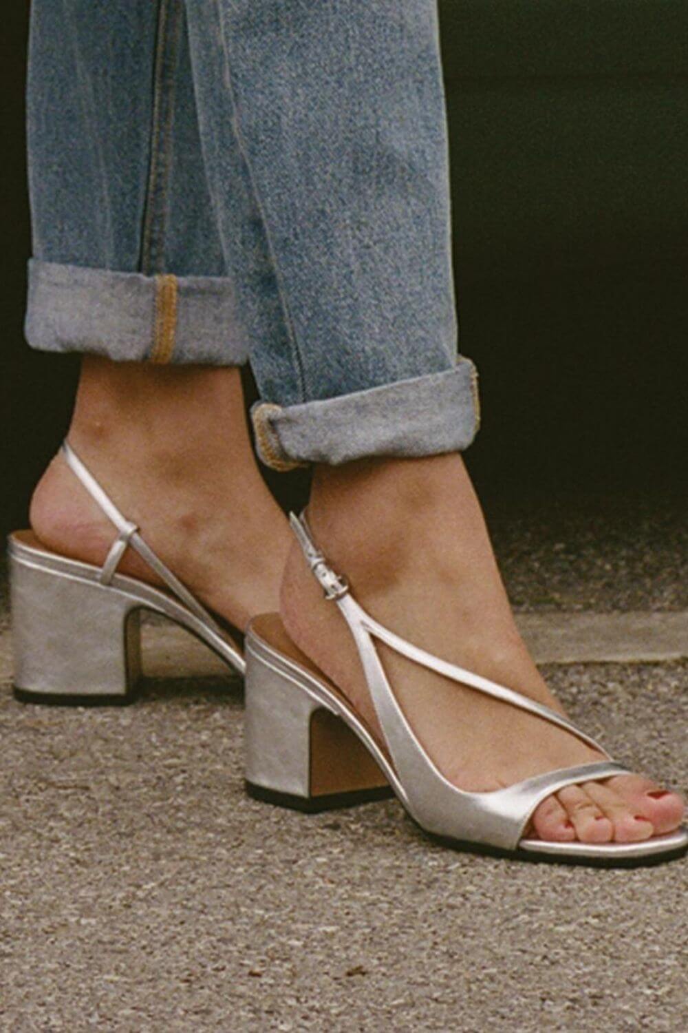 Sandalias metalizadas con tiras y tacón de bloque