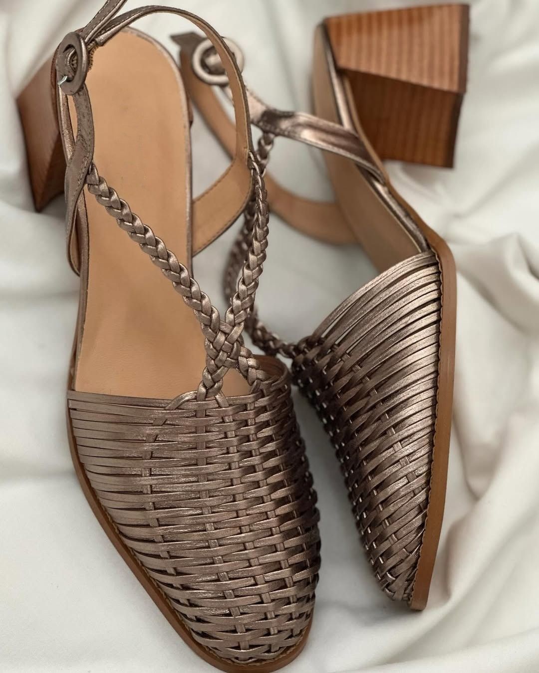 Tacones de bloque trenzados metalizados champán en punta con tiras