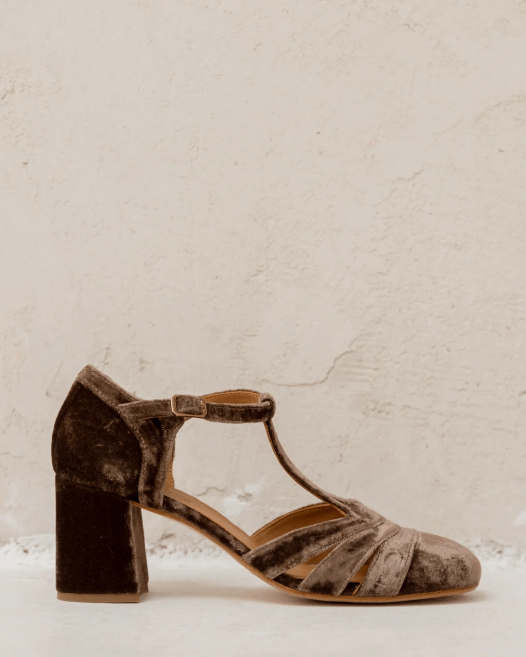 Tacones anchos cut-out de terciopelo con hebilla y tira en T