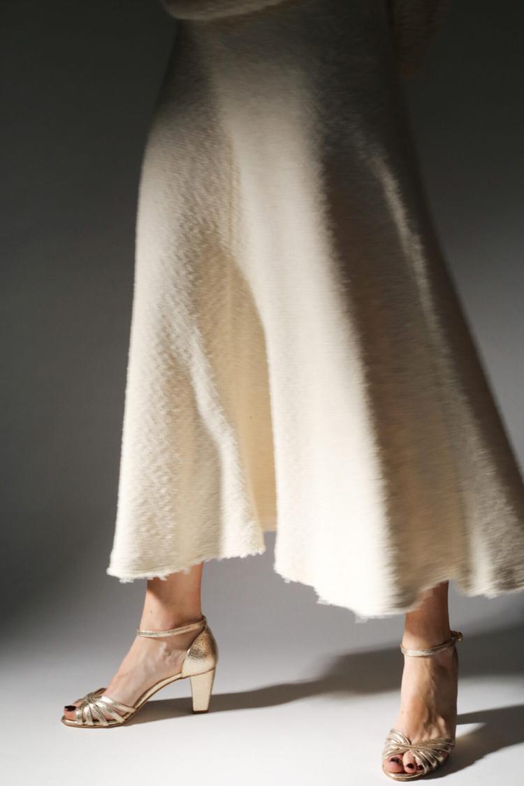 Tacones anchos peep toe brillantes metalizados Oro con tira al tobillo y hebilla