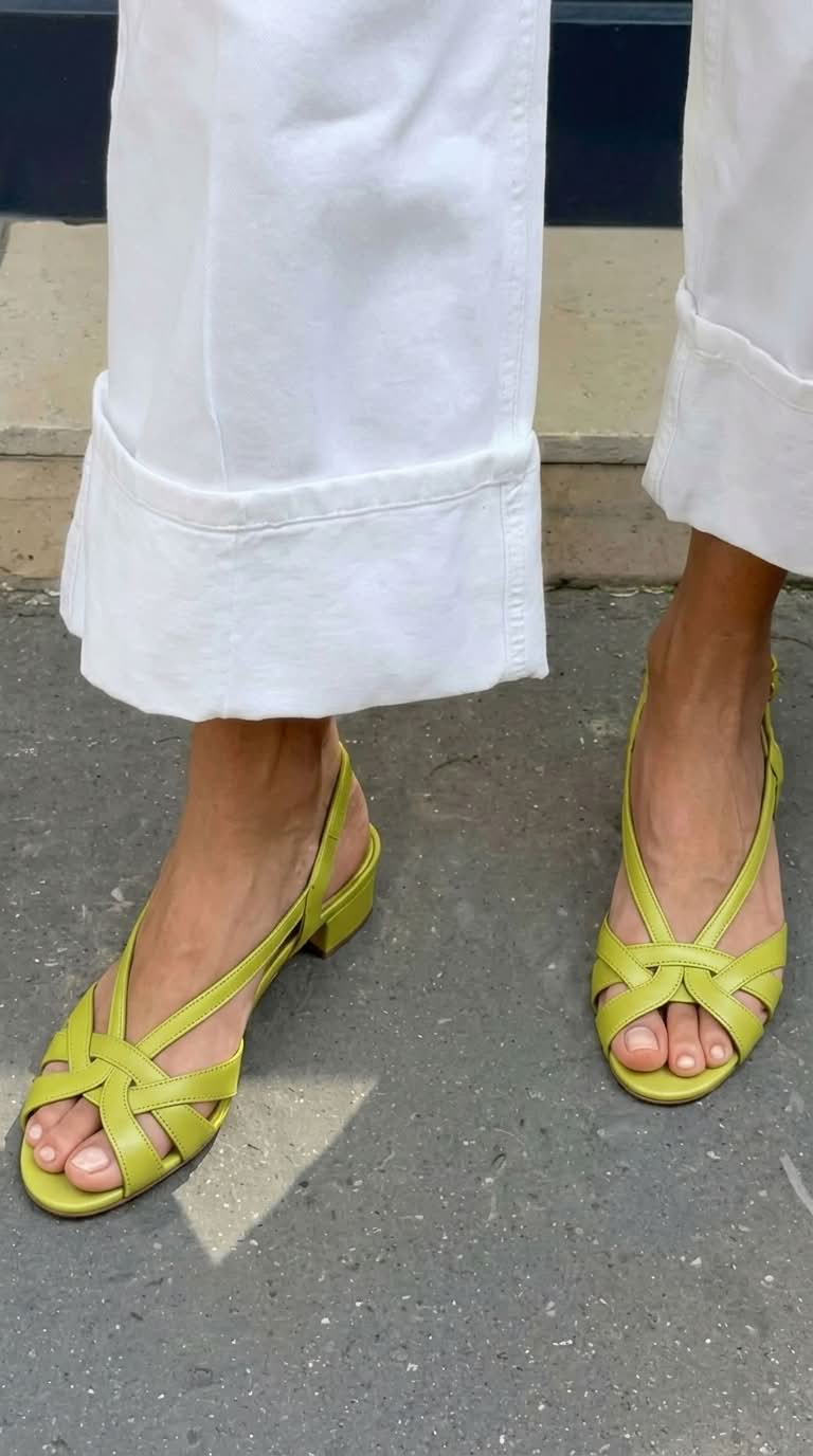 Sandalias slingback nude de piel con tiras cruzadas y tacón bajo