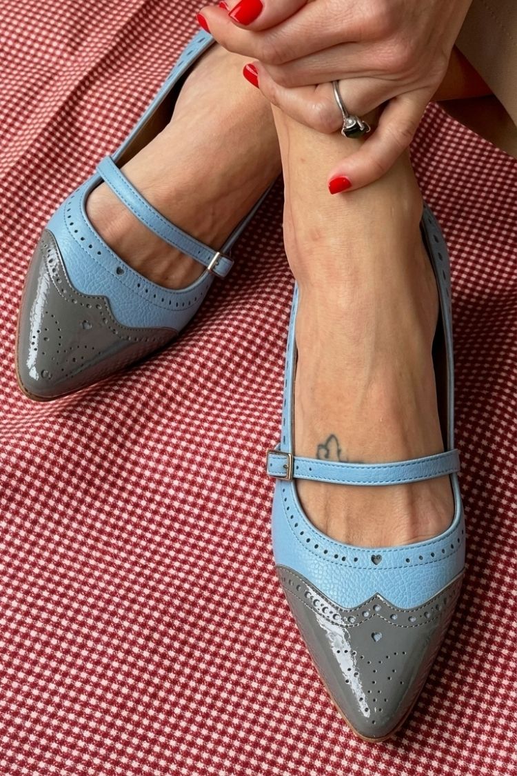 Tacones bajos color block blanco en punta con tira y hebilla en el empeine