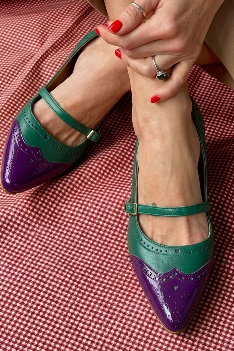 Tacones bajos color block blanco en punta con tira y hebilla en el empeine