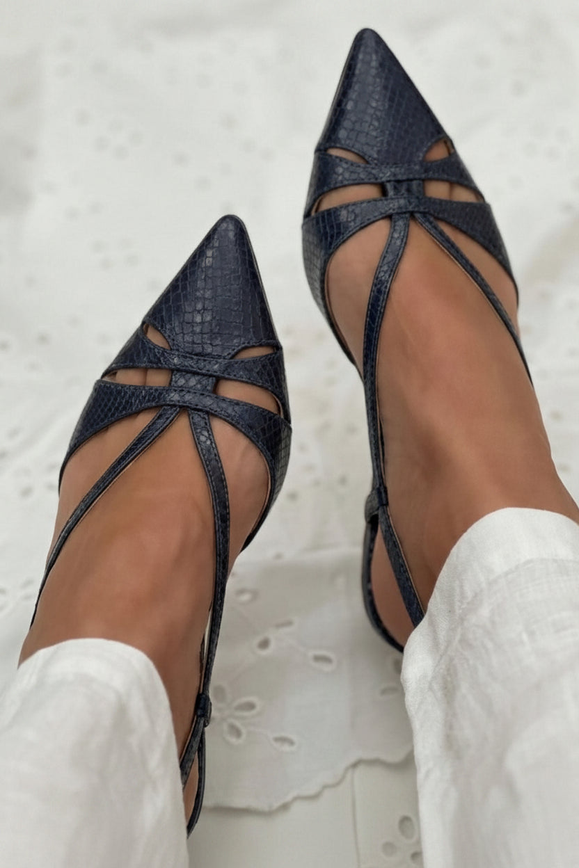 Tacones kitten slingback elegantes negro en punta con tiras