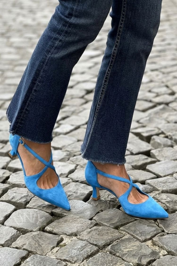 Tacones bajos Caqui en punta de color liso con hebilla y tiras cruzadas
