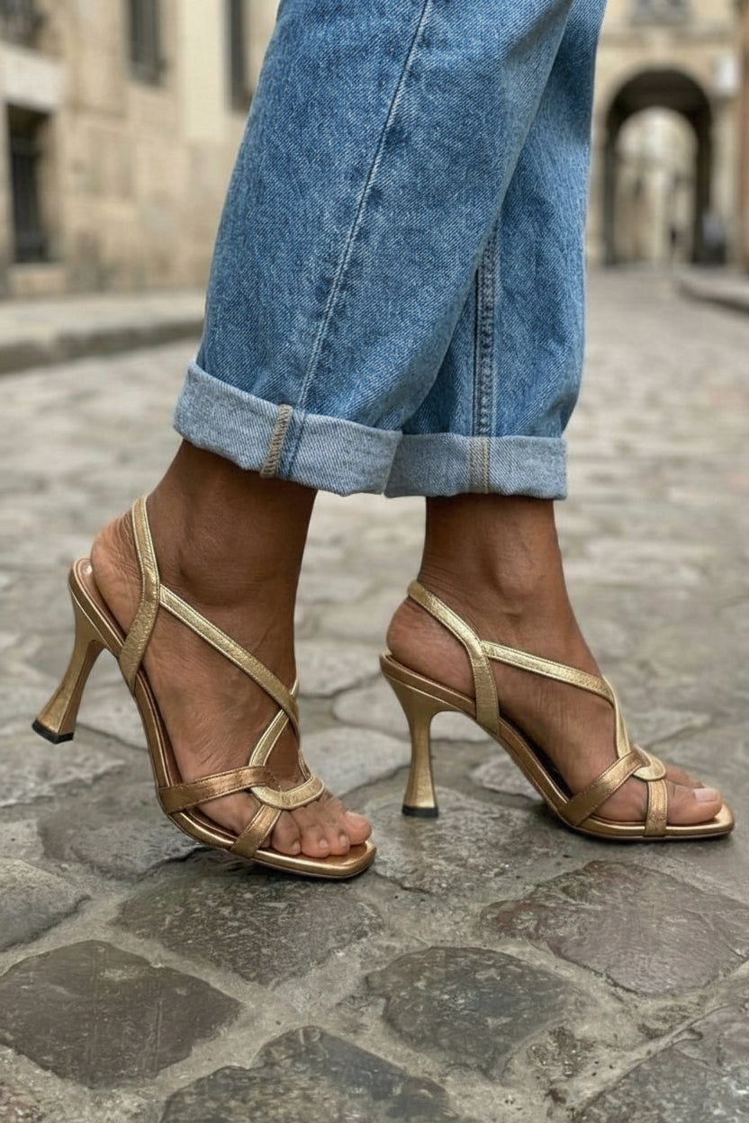 Sandalias metalizadas Oro con tiras cruzadas y tacón de aguja