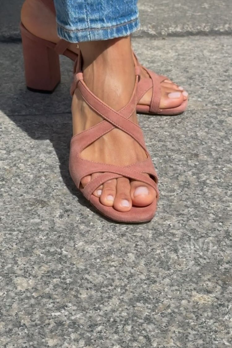 Sandalias de ante chic rosa rosé con tiras cruzadas y tacón de bloque