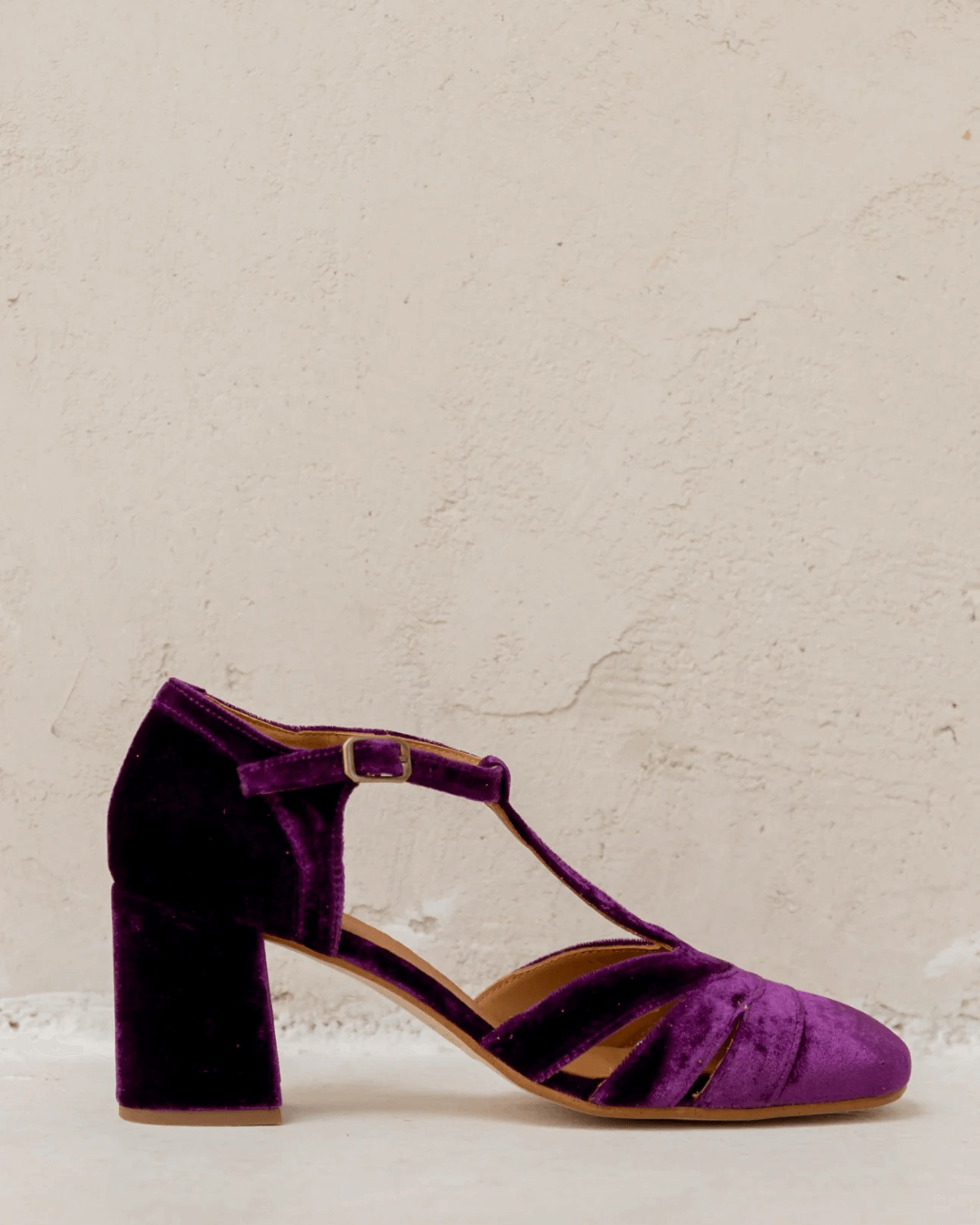 Tacones anchos cut-out de terciopelo con hebilla y tira en T