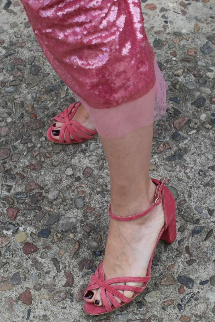 Tacones de ante rosa de punta abierta con tira al tobillo y tiras