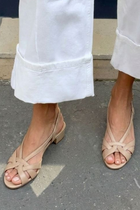 Sandalias slingback nude de piel con tiras cruzadas y tacón bajo