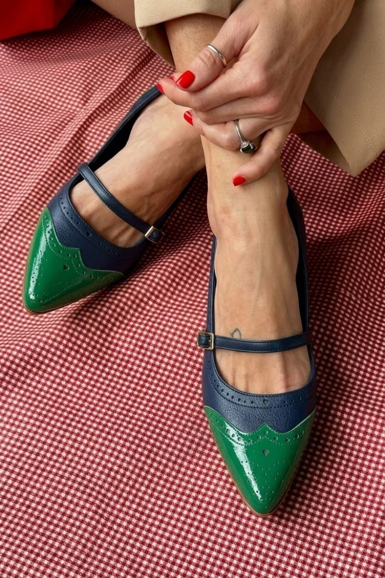 Tacones bajos color block blanco en punta con tira y hebilla en el empeine
