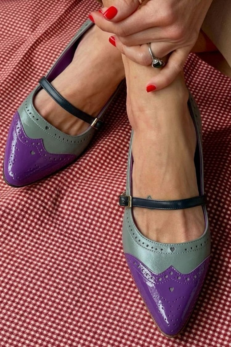 Tacones bajos color block blanco en punta con tira y hebilla en el empeine