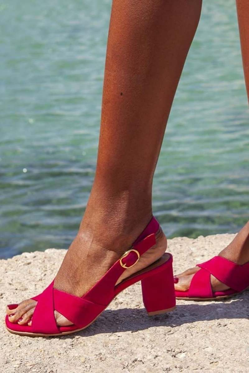 Sandalias slingback de ante con tiras cruzadas y tacón de bloque