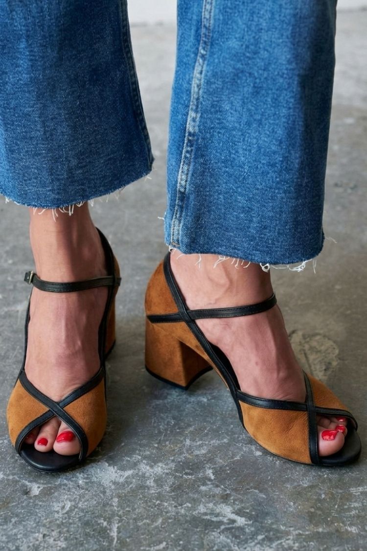 Tacones de aguja color block con hebilla y tira en T