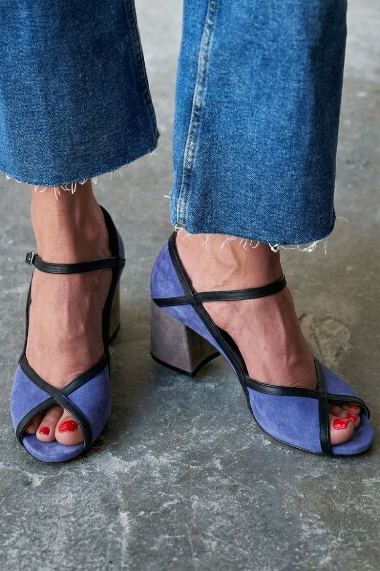 Tacones de aguja color block con hebilla y tira en T