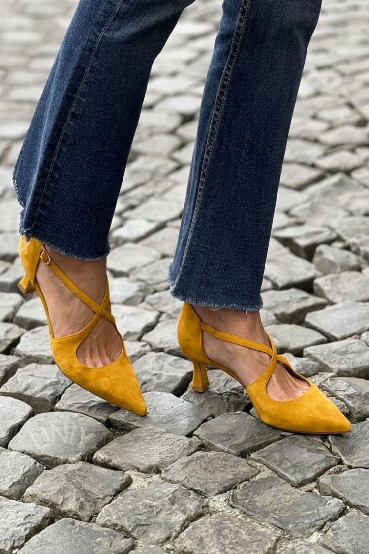 Tacones bajos Caqui en punta de color liso con hebilla y tiras cruzadas
