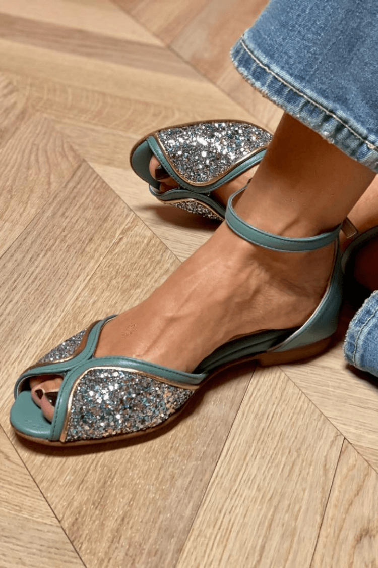 Sandalias peep toe con glitter patchwork con tira al tobillo y hebilla