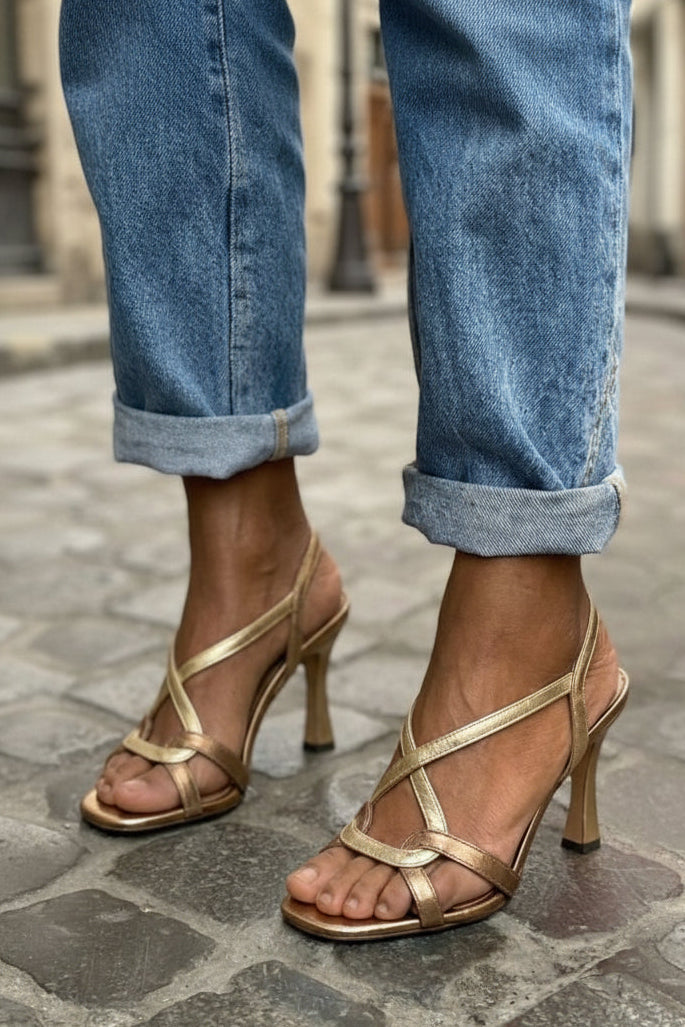 Sandalias metalizadas Oro con tiras cruzadas y tacón de aguja