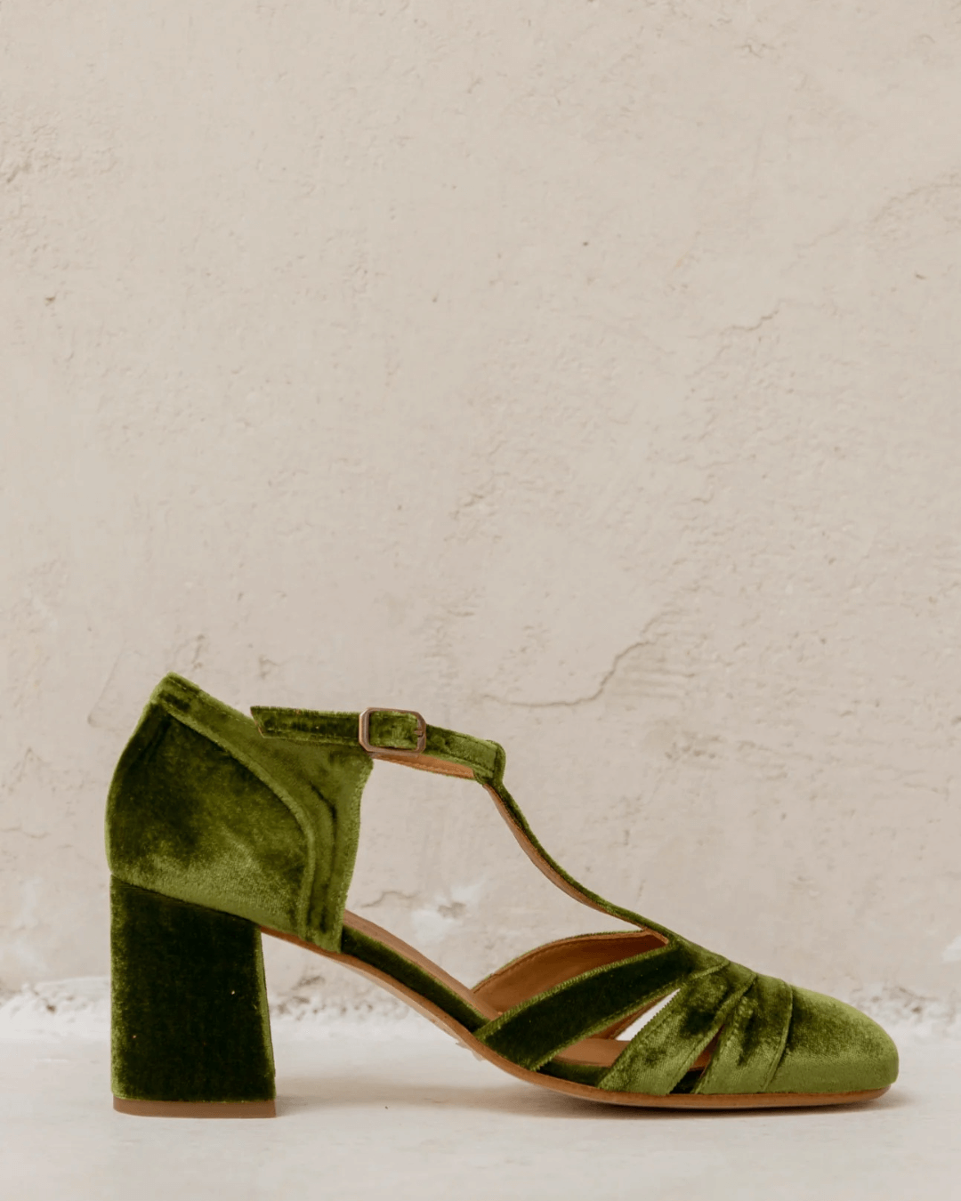 Tacones anchos cut-out de terciopelo con hebilla y tira en T