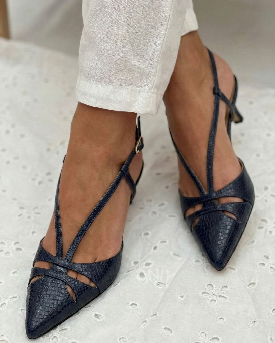 Tacones kitten slingback elegantes negro en punta con tiras