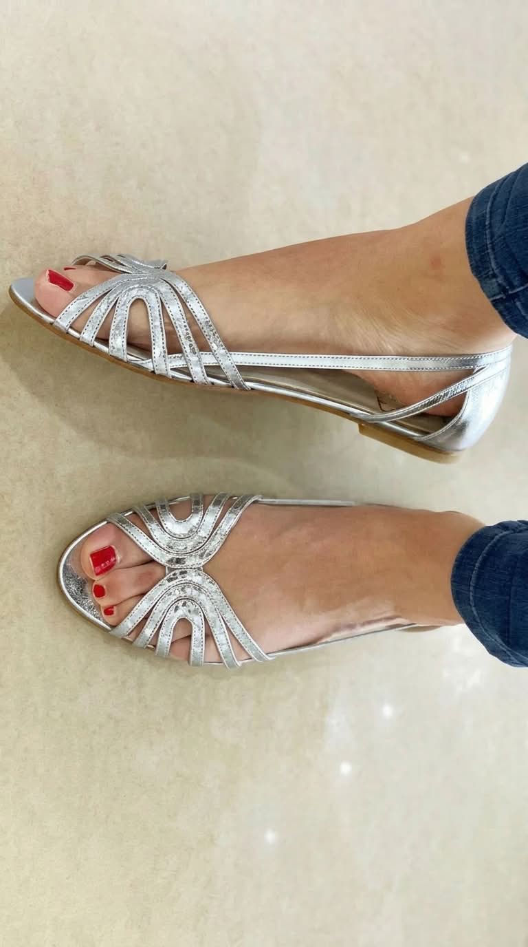 Sandalias cut-out peep toe brillantes metalizadas