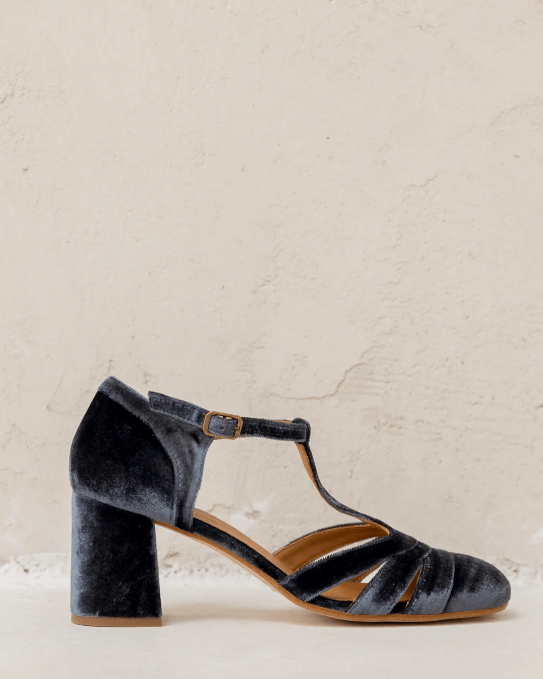 Tacones anchos cut-out de terciopelo con hebilla y tira en T