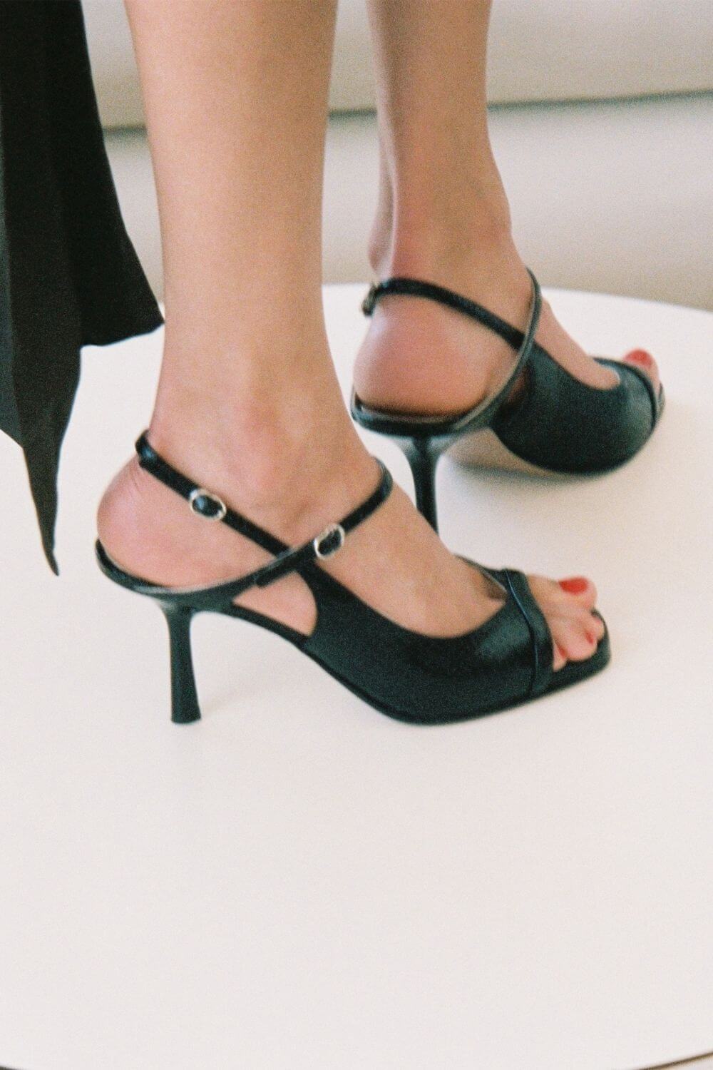 Tacones de aguja slingback efecto serpiente negro con punta abierta