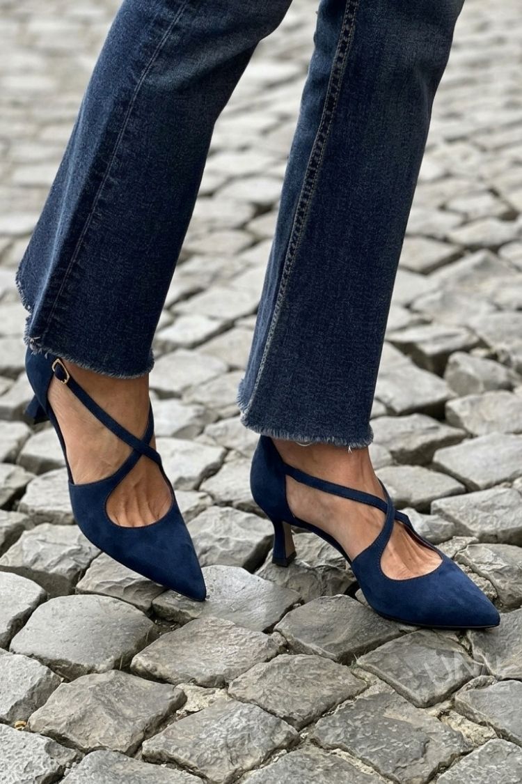Tacones bajos Caqui en punta de color liso con hebilla y tiras cruzadas