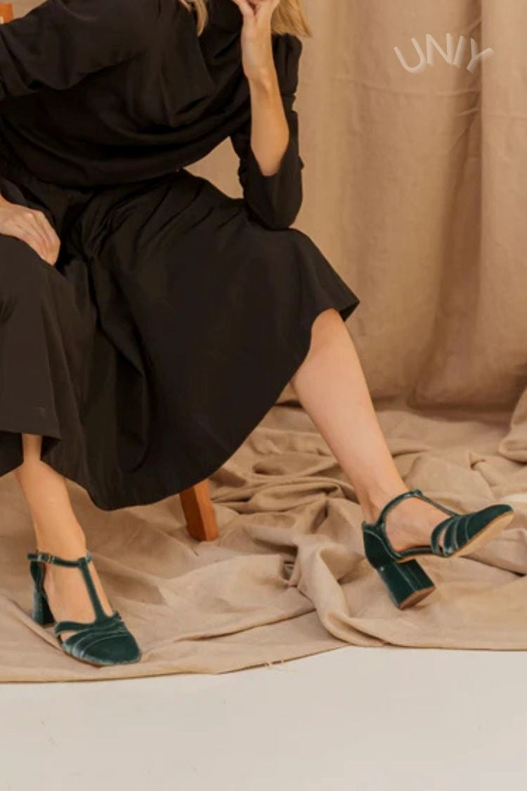 Tacones anchos cut-out de terciopelo con hebilla y tira en T