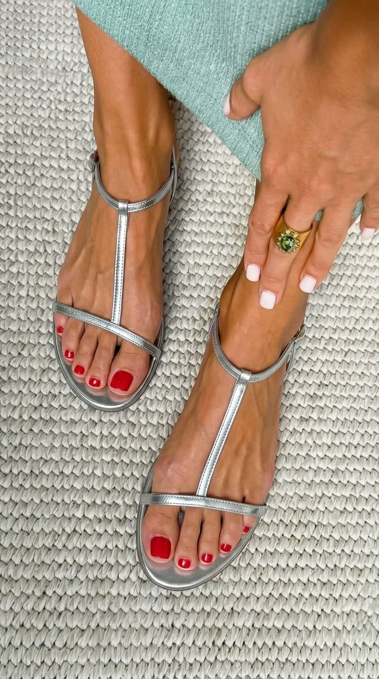 Sandalias metalizadas veraniegas bajas con tira en T