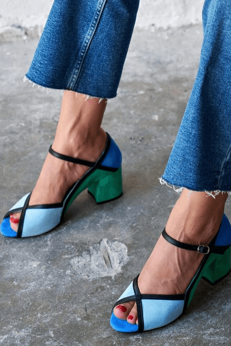 Tacones de aguja color block con hebilla y tira en T