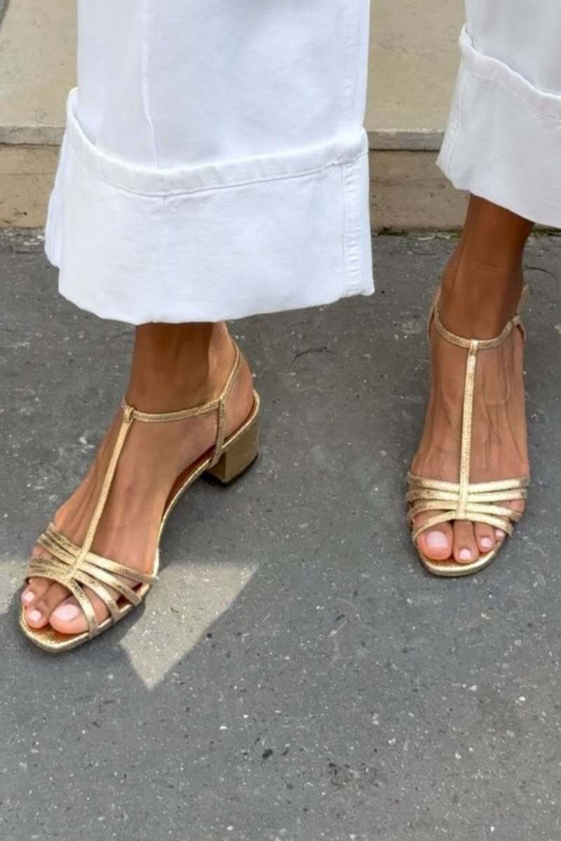 Sandalias metalizadas con hebilla, tira en T y tacón de bloque