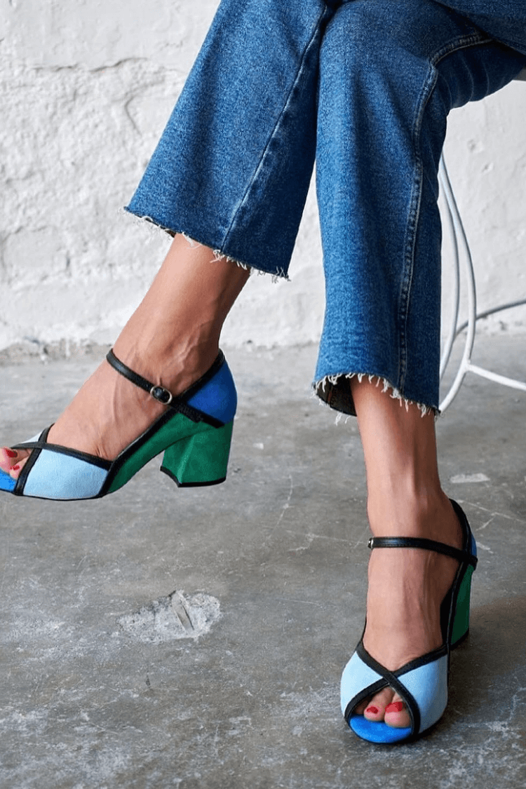 Tacones de aguja color block con hebilla y tira en T