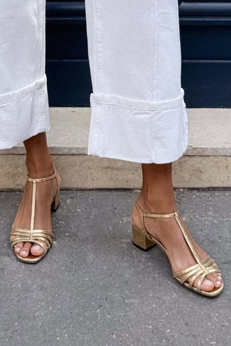 Sandalias metalizadas con hebilla, tira en T y tacón de bloque