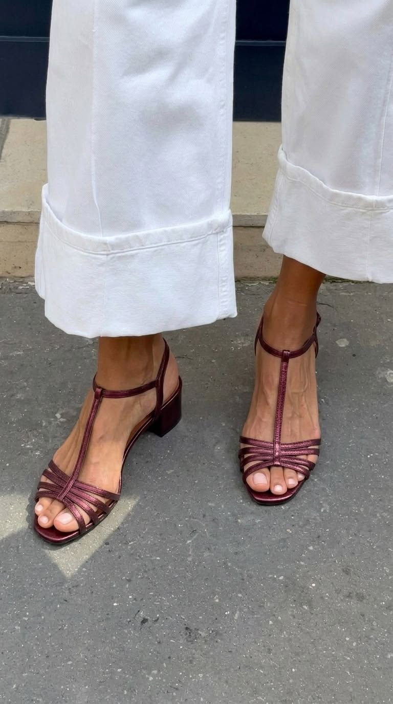 Sandalias metalizadas con hebilla, tira en T y tacón de bloque