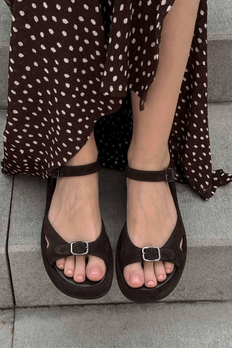 Sandalias de ante con punta abierta