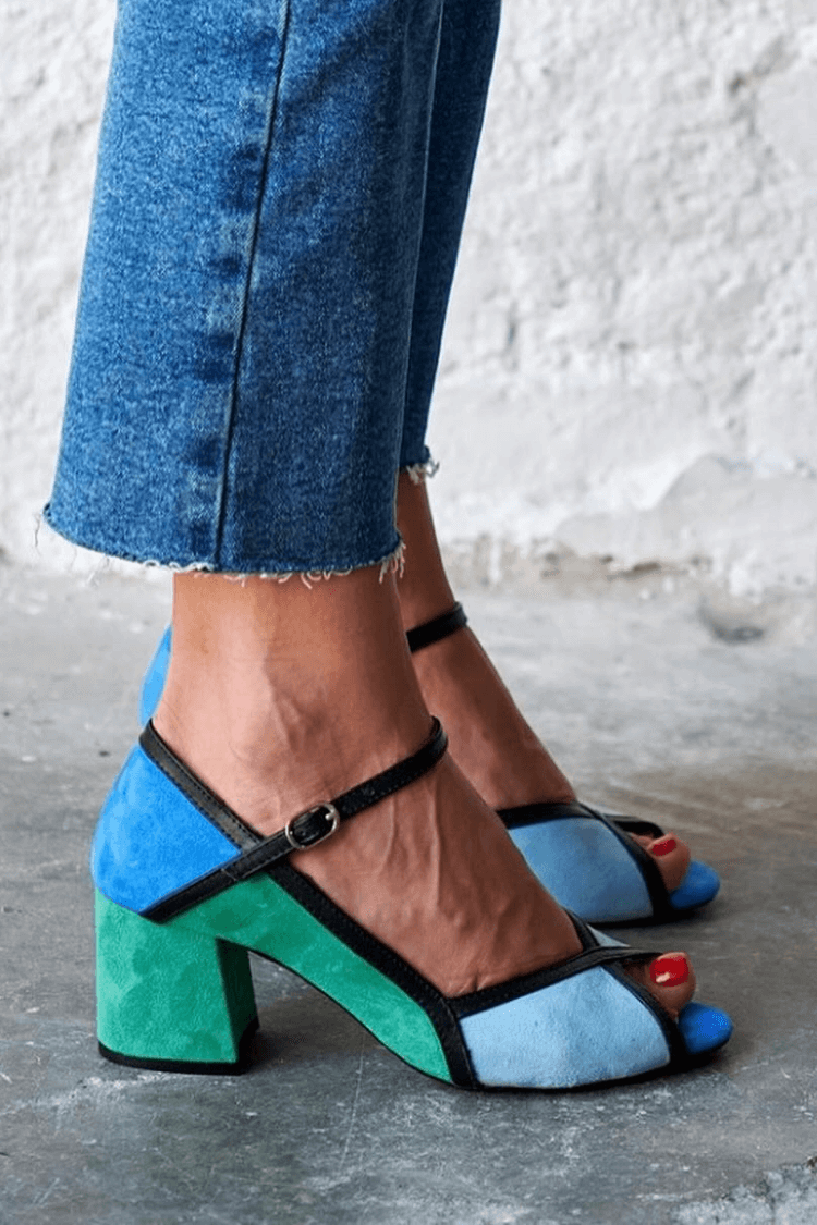 Tacones de aguja color block con hebilla y tira en T