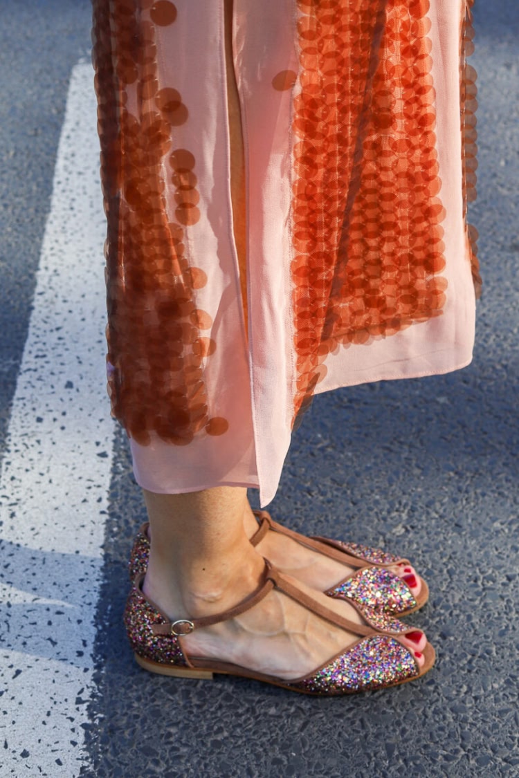 Sandalias de punta abierta glitter bajas con tira en T