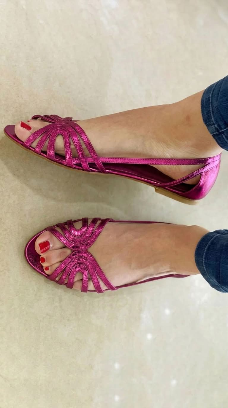 Sandalias cut-out peep toe brillantes metalizadas
