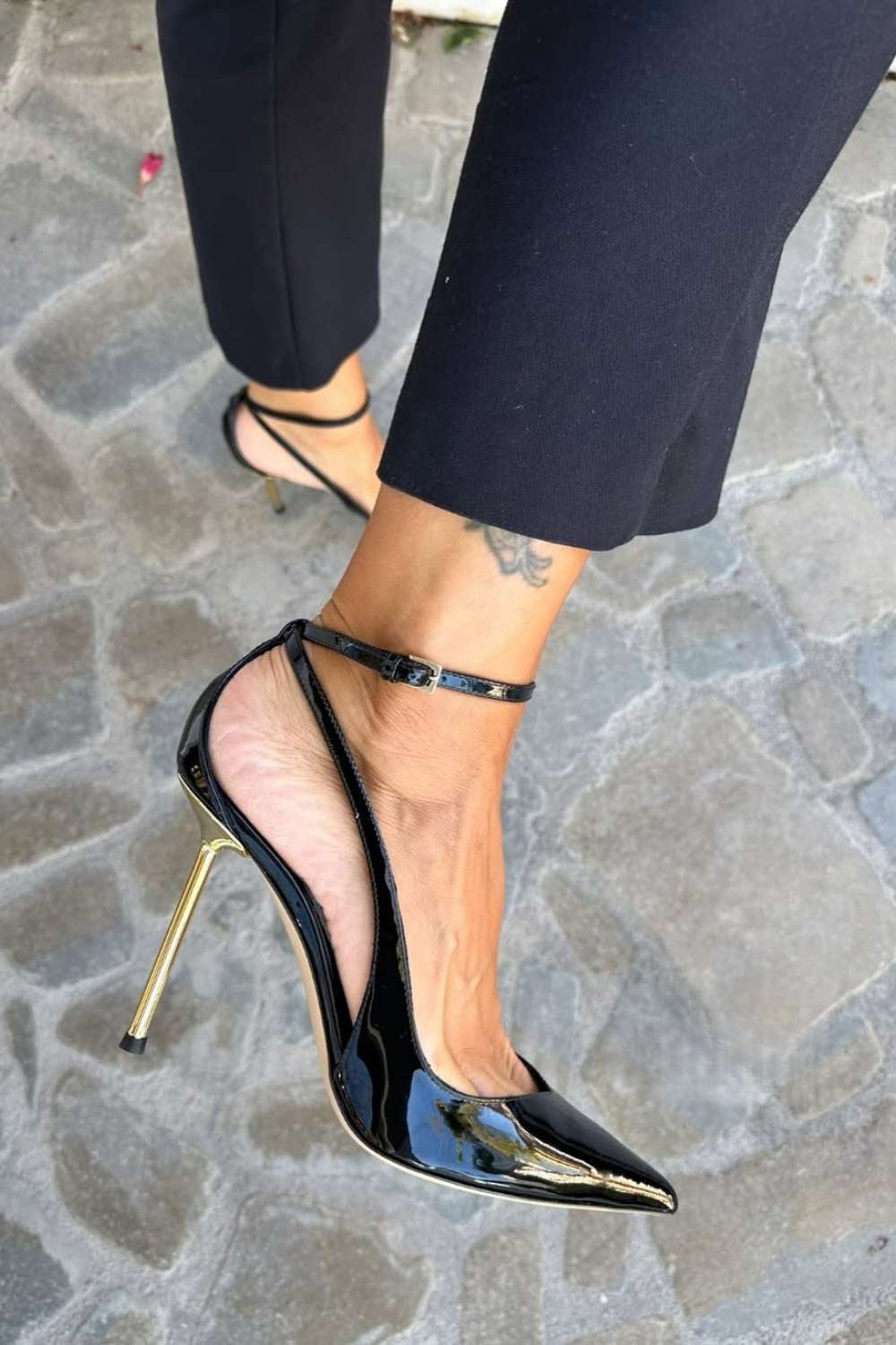 Tacones de aguja charol Negro con tira al tobillo