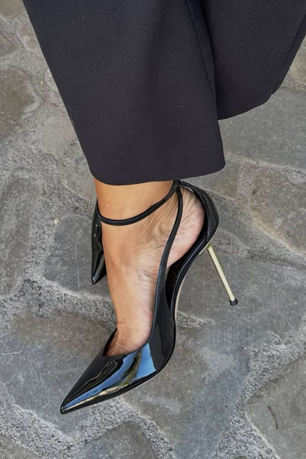 Tacones de aguja charol Negro con tira al tobillo