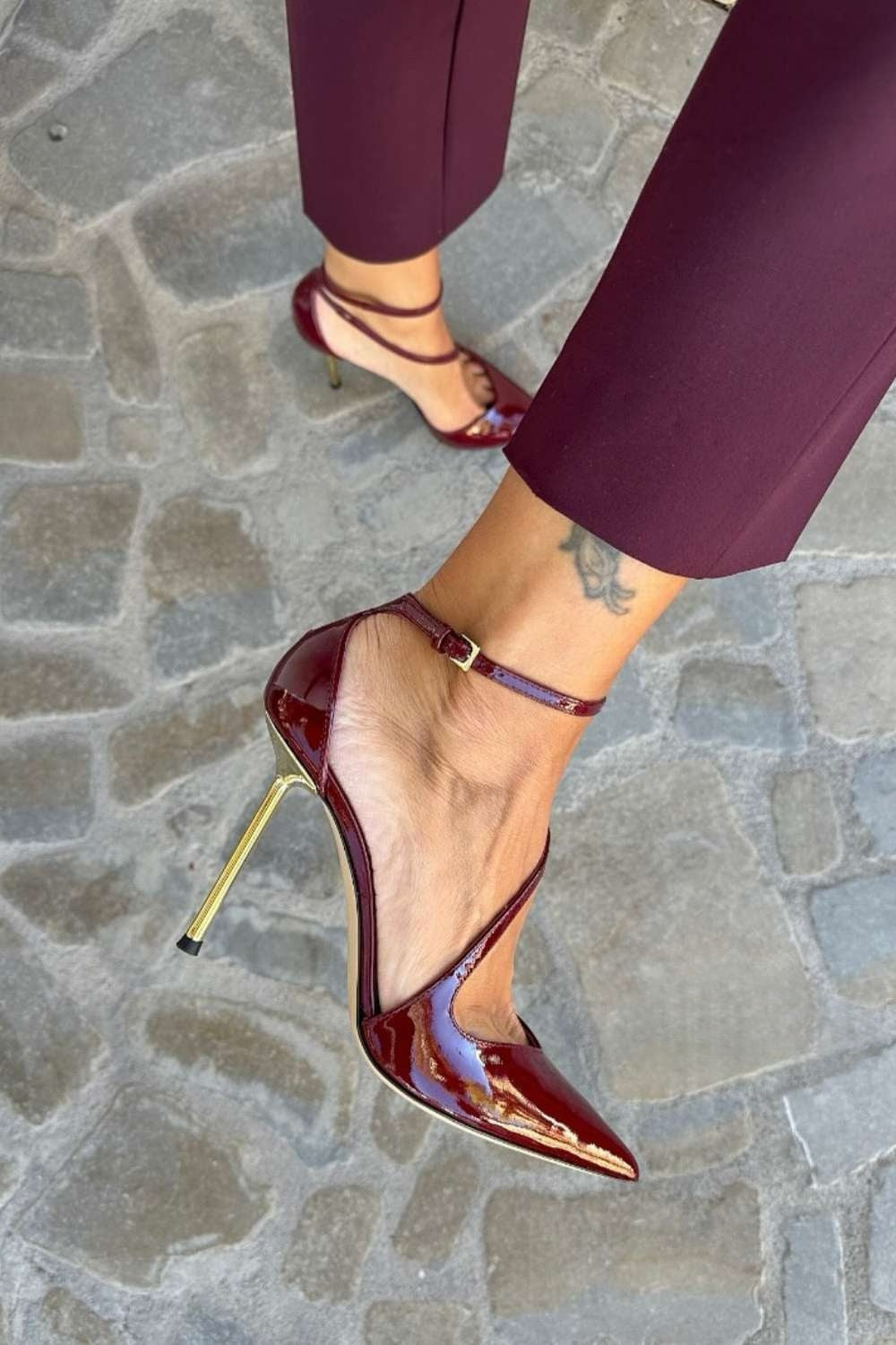 Tacones de aguja charol Negro con tira al tobillo