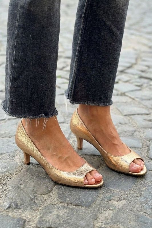 Tacones kitten peep toe metalizados chic oro champán