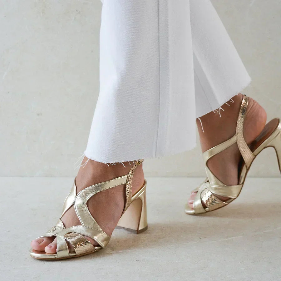 Tacones anchos cut-out peep toe brillantes de diseño irregular