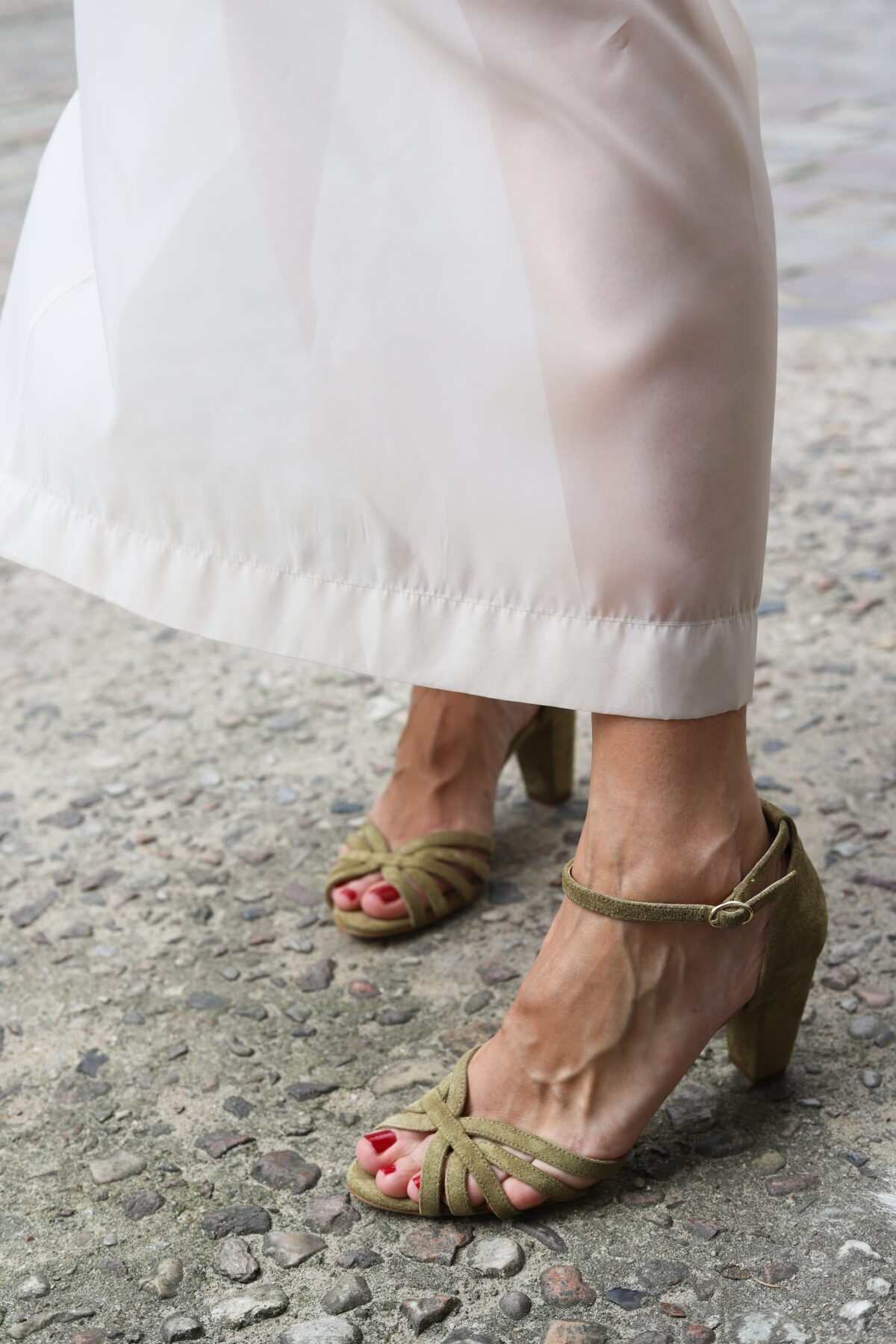 Sandalias de ante Rojo en punta abierta con tiras cruzadas