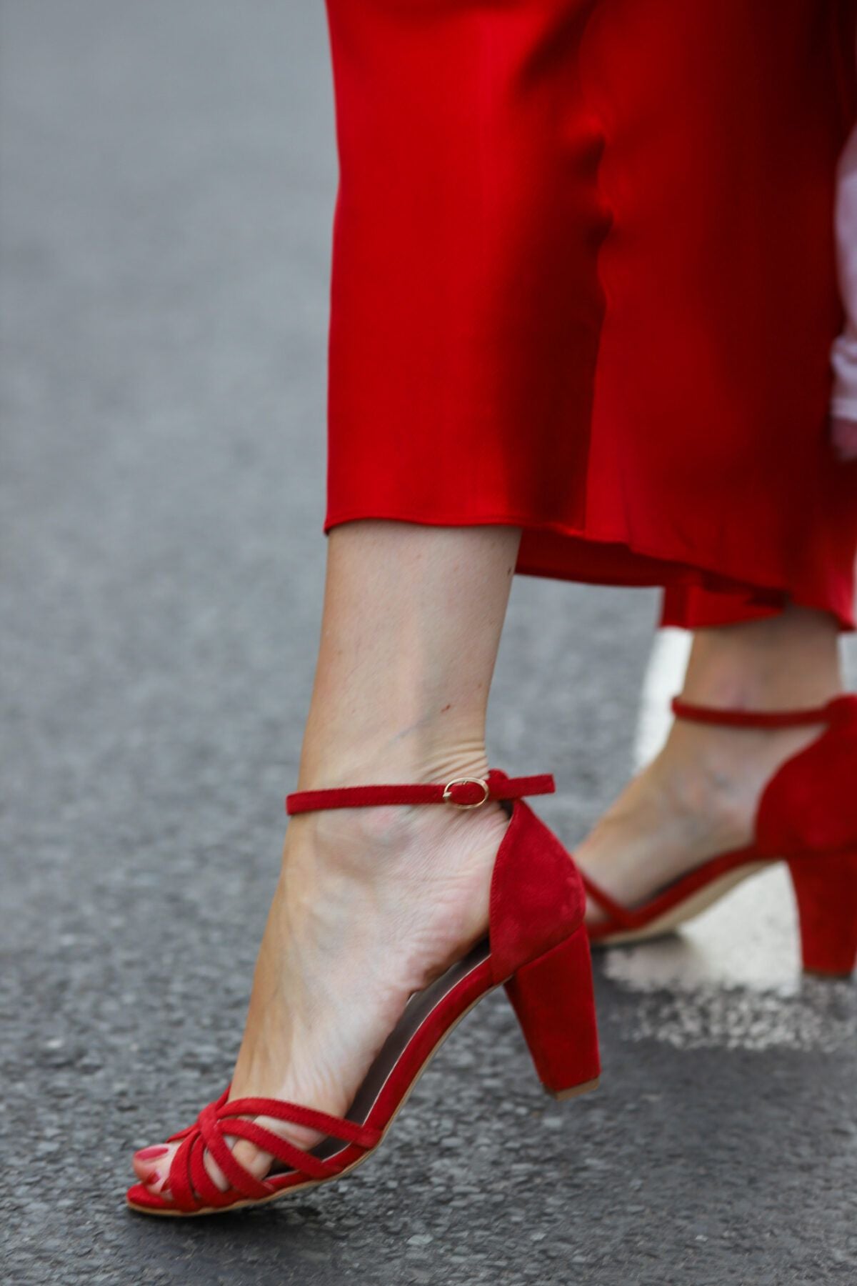 Sandalias de ante Rojo en punta abierta con tiras cruzadas
