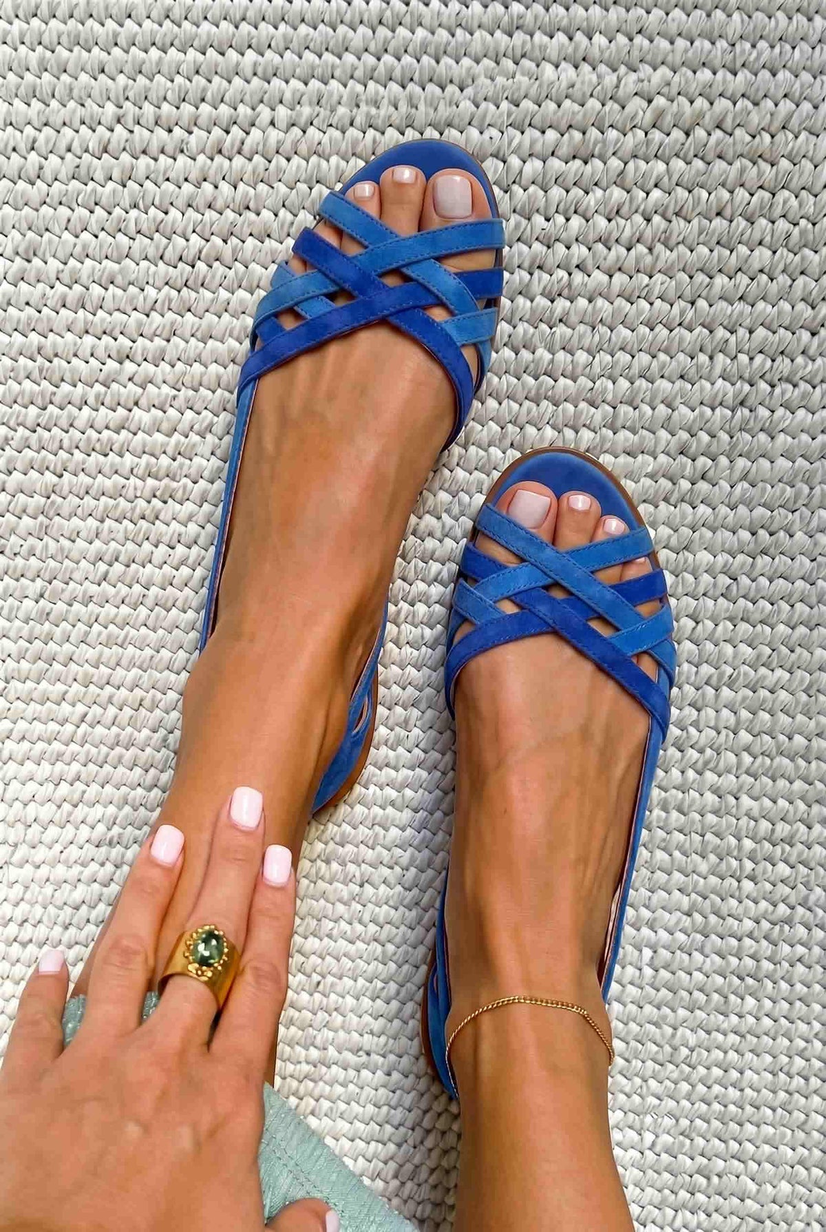 Sandalias de punta abierta de ante bajas con tiras cruzadas
