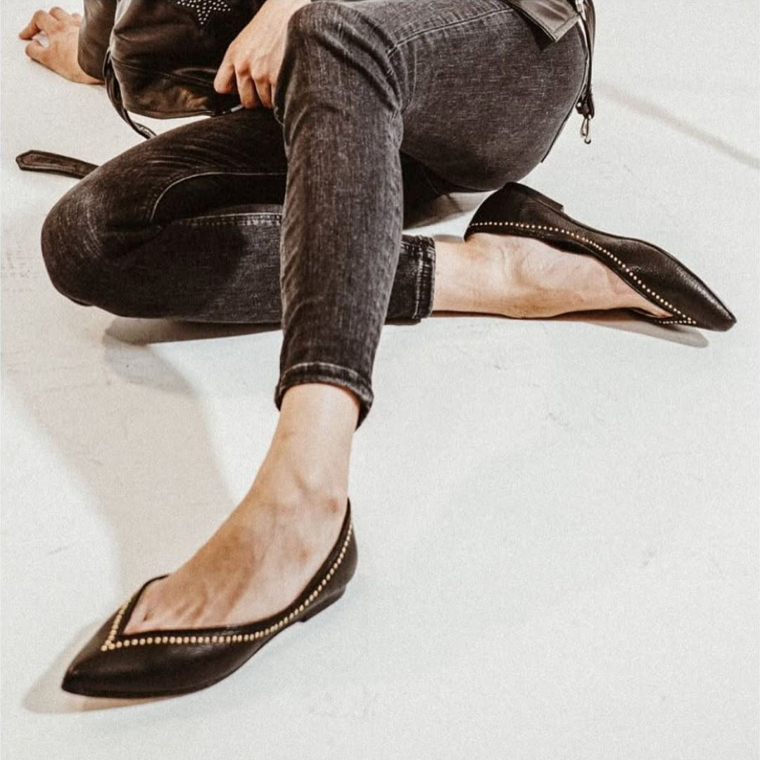Bailarinas slip-on versátiles negras en punta con escote en V y tachuelas